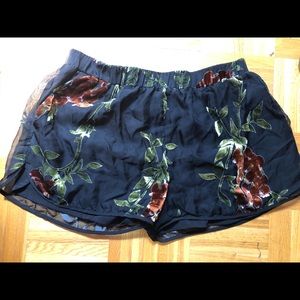 Zara women’s floral shorts L